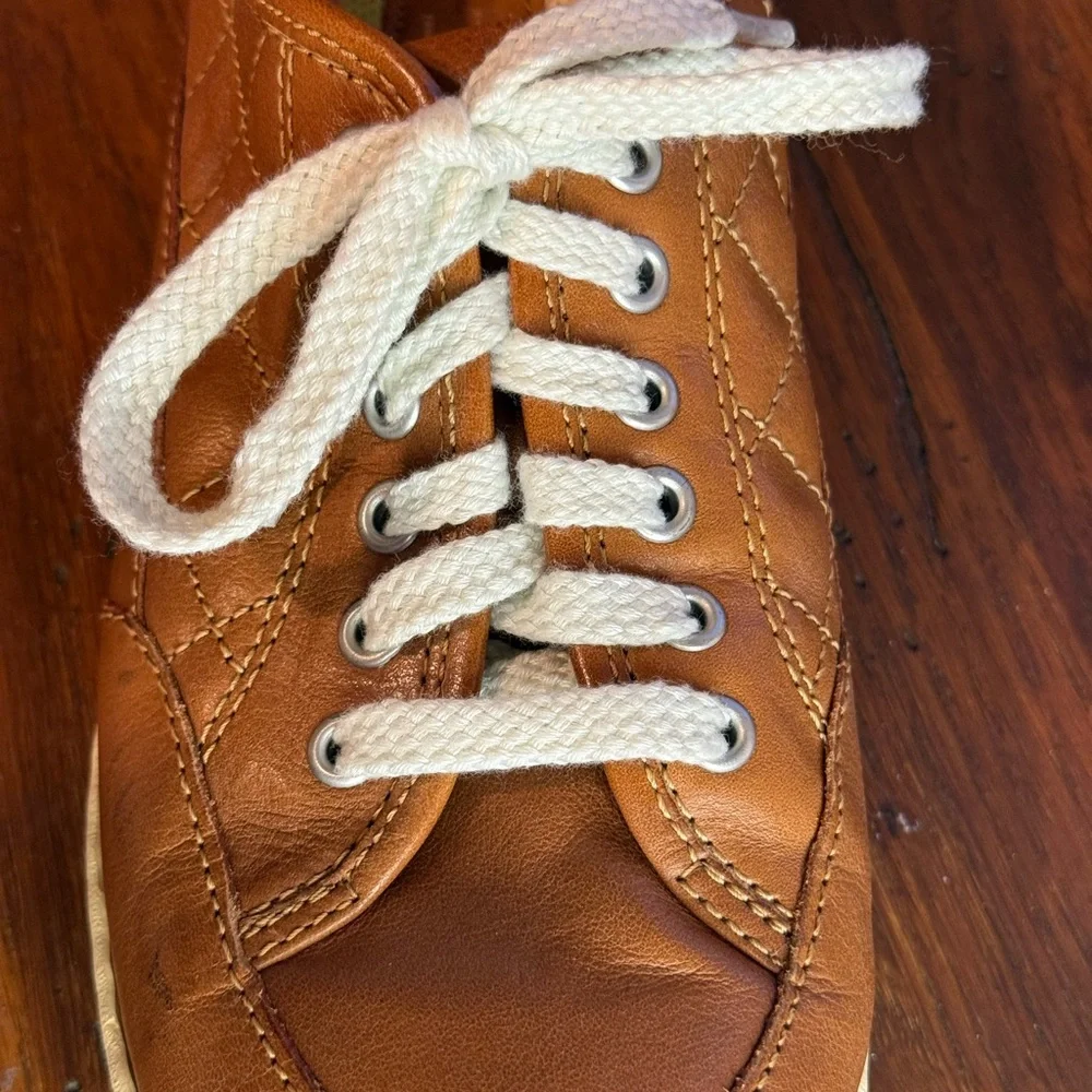 Børn  tan leather lace-up sneakers size 7 1/2